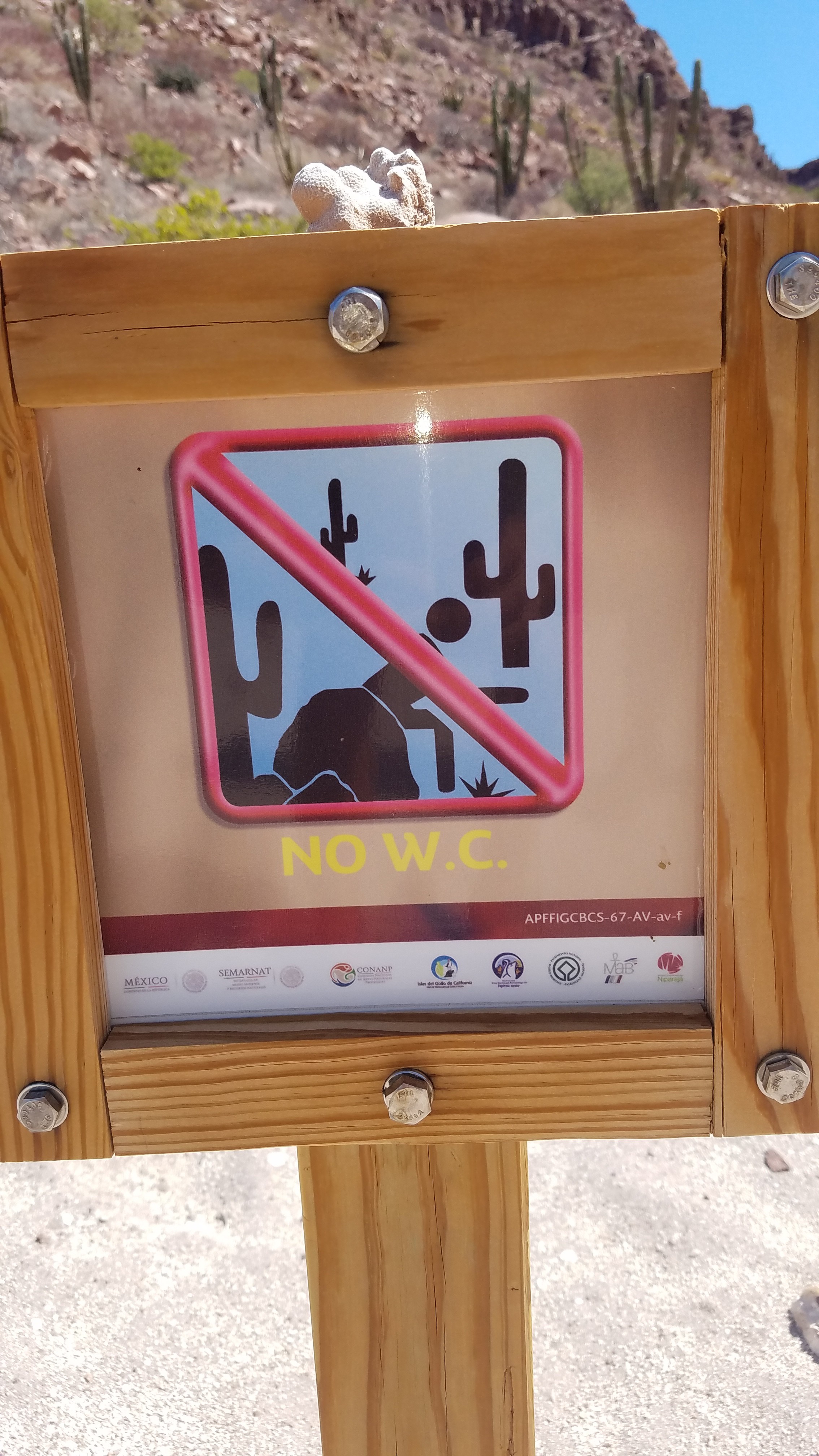 I think this means no pooping on the trail